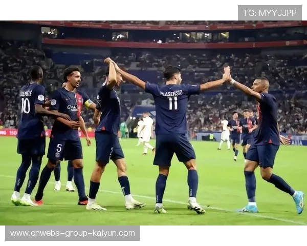 巴黎门将长传发起进攻，姆巴佩连过两人推射得分